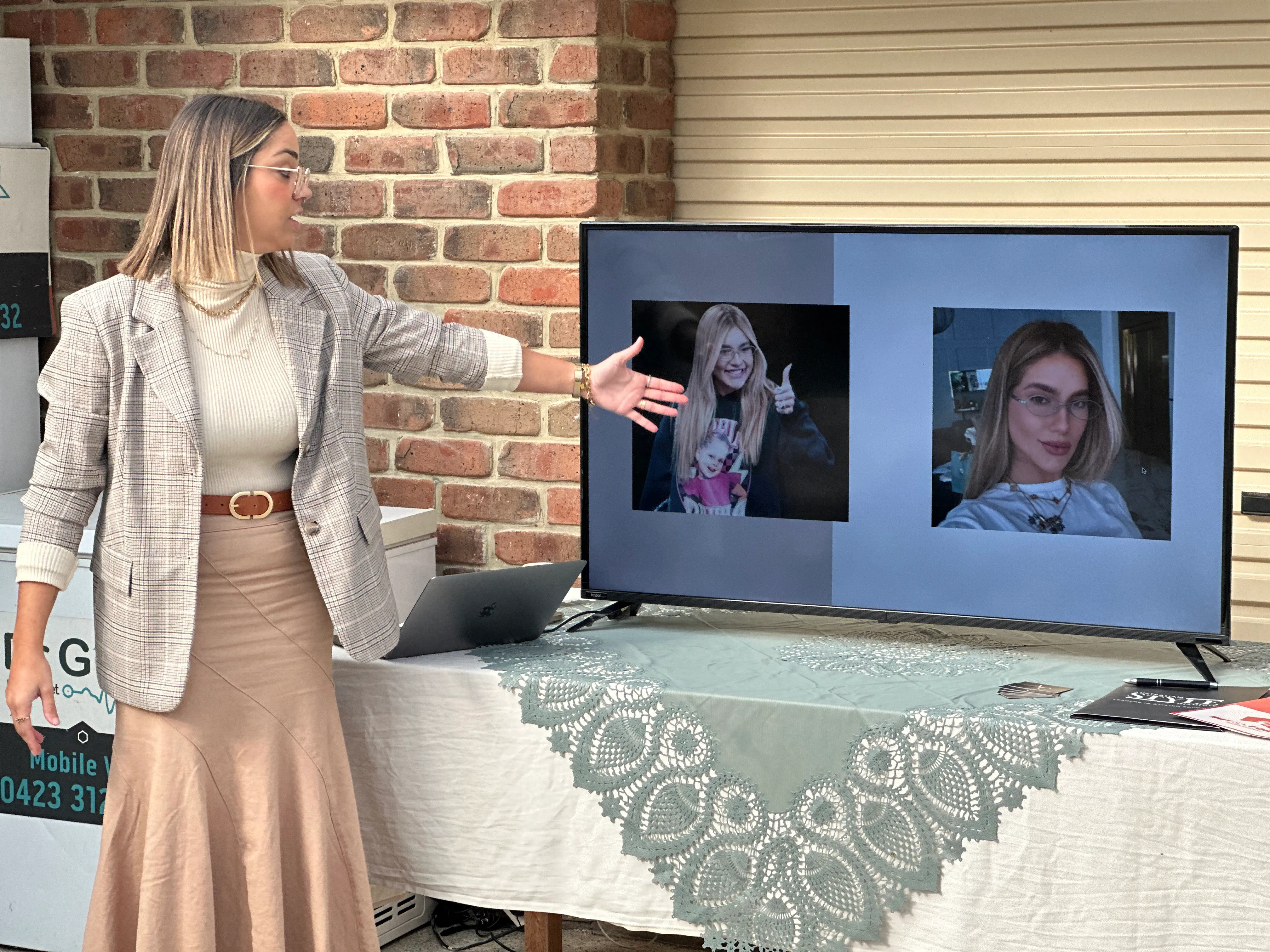 Anna interagindo com a plateia durante uma palestra