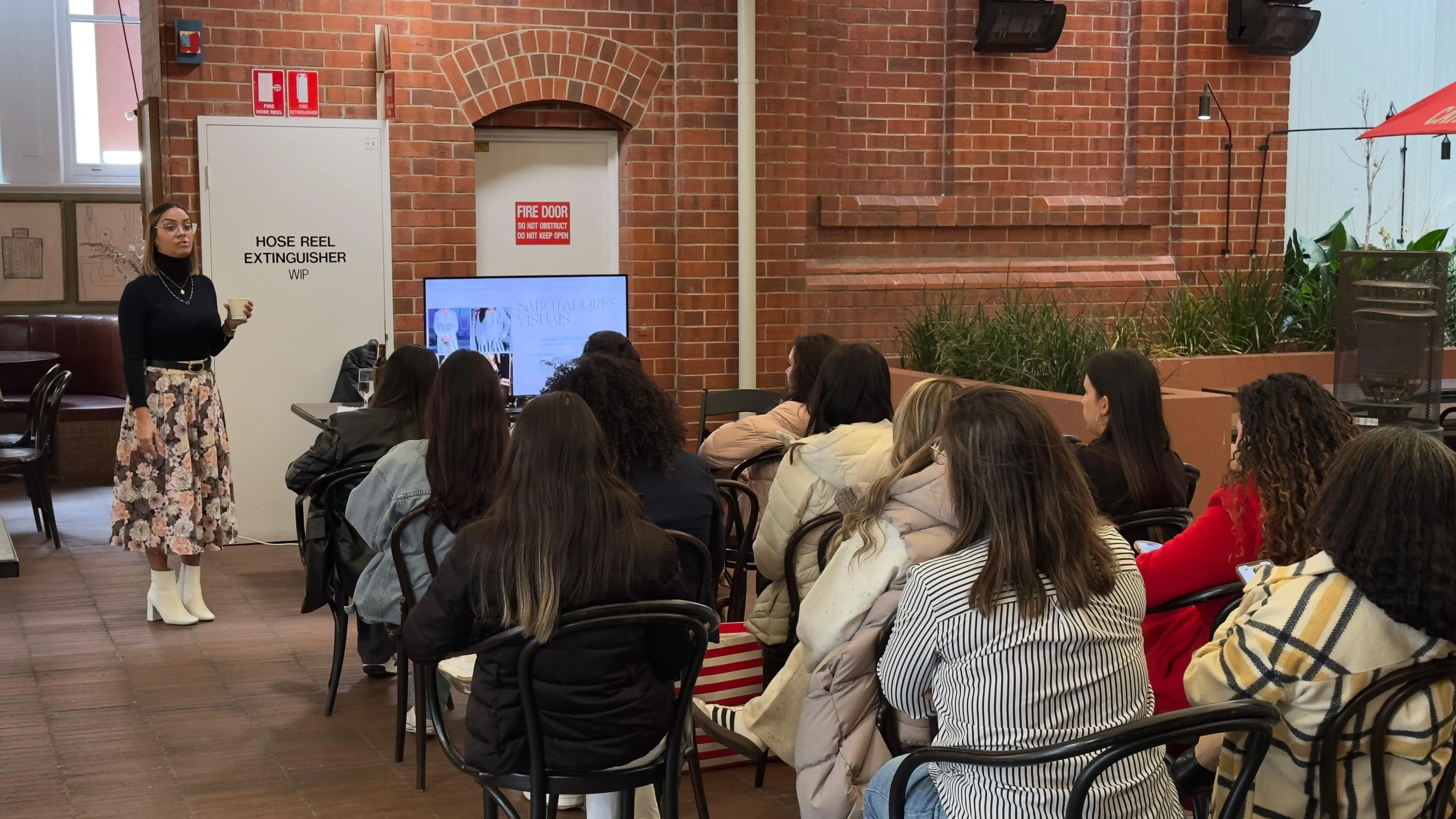 Anna palestrando no palco sobre imagem, identidade e presença